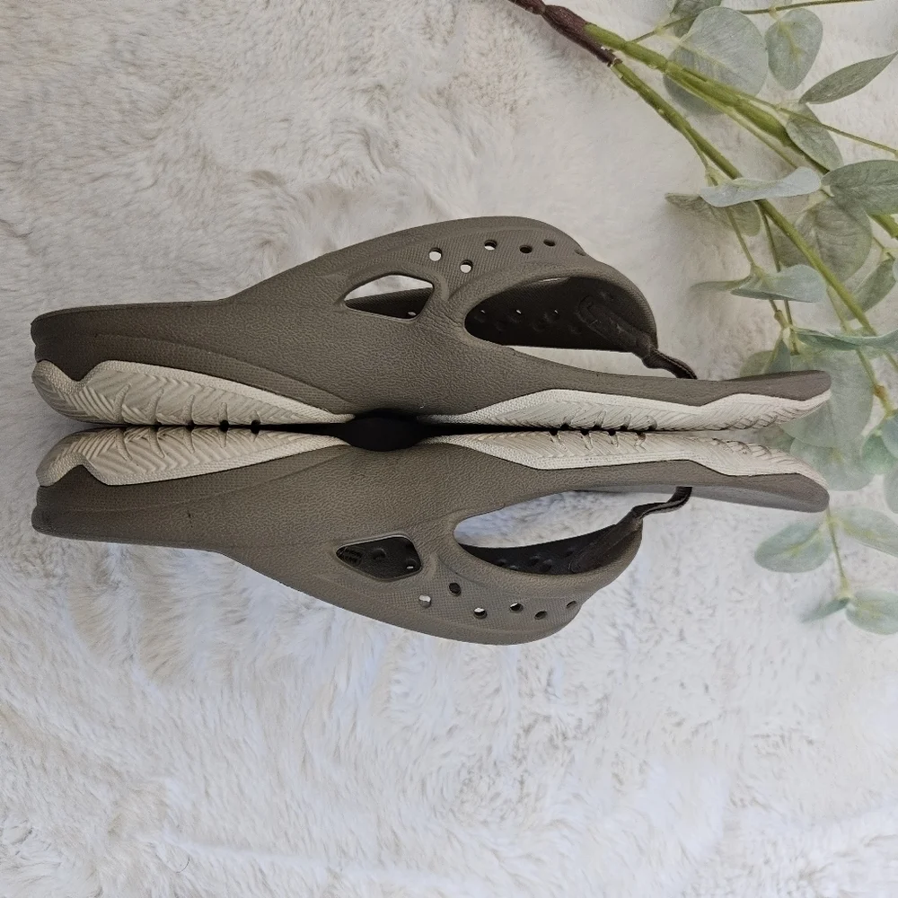 CROCS Mens Flip Flops Sz 8
